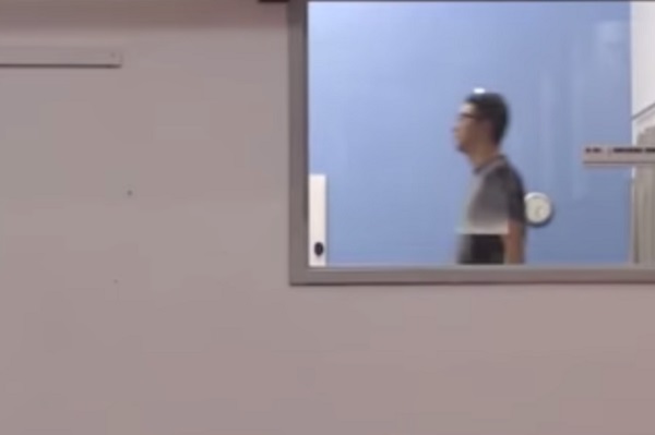 Az ember bemegy a szob&aacute;ba...