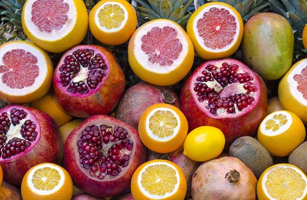 A citrom és a gránátalma is alkalmazható az ajak természetes színének előidézésére