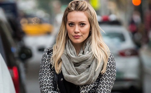 Hilary Duff babát vár