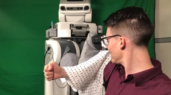 Az ing karra igaz&iacute;t&aacute;sa m&aacute;r j&oacute;l megy a robotnak