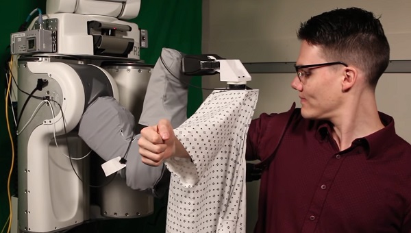 Mesterséges intelligencia: a PR2 robot a ruha kézre helyezését tanulja