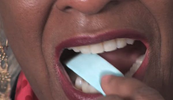 A szájszárazság ellen segíthet a cukormentes rágógumi is