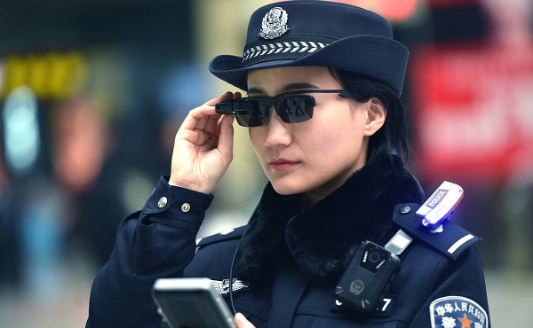 Szemüvegbe szerelt arcfelismerő rendszer segíti a kínai rendőrök munkáját