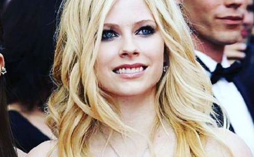 Avril Lavigne texasi milliárdossal jár