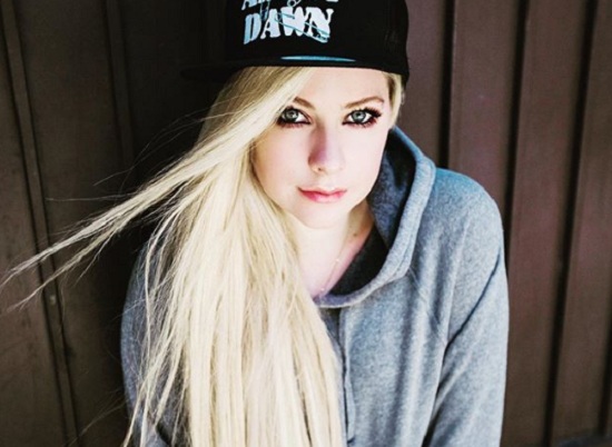 Kiderült, kivel jár újabban Avril Lavigne