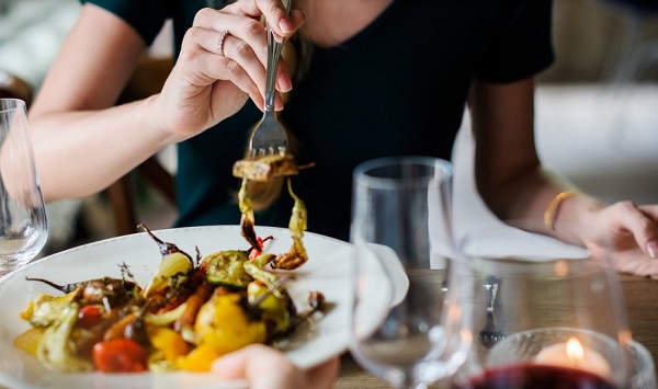 A mesters&eacute;ges intelligencia szoftver m&aacute;r k&eacute;pes asztalt is foglalni az &eacute;tteremben