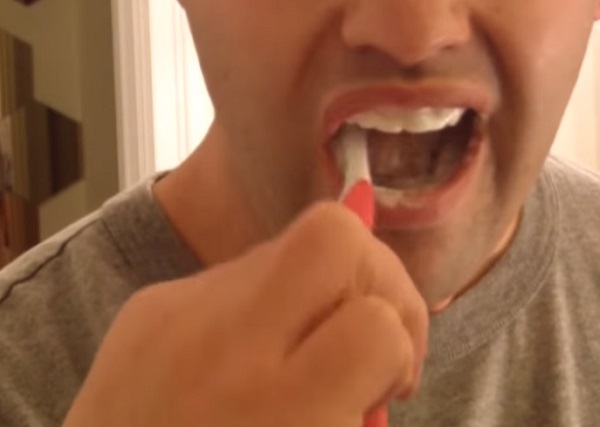 Ha nem jól mosunk fogat, az ínyvérzést is kockáztatjuk