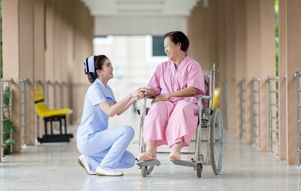 A g&eacute;pek sosem helyettes&iacute;thetik teljesen az orvosokat &eacute;s nőv&eacute;reket, de rengeteget seg&iacute;thetnek