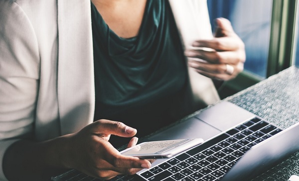 Az MI szoftver folyamatosan fenntartja a kamp&aacute;nyok elemz&eacute;s&eacute;t &eacute;s optimaliz&aacute;l&aacute;s&aacute;t