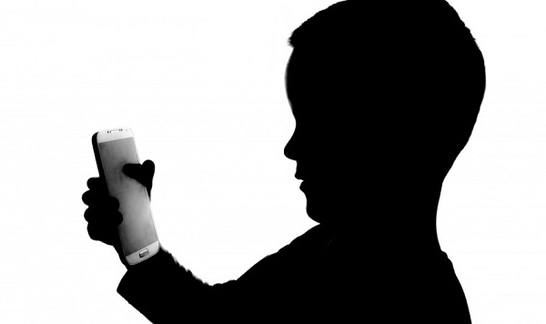 A Google Duplex nemcsak h&iacute;v&aacute;st ind&iacute;t, a besz&eacute;lget&eacute;st is r&ouml;gz&iacute;ti