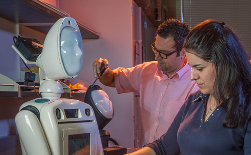 Mesters&eacute;ges intelligenia az idősgondoz&aacute;sban