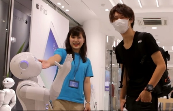 Pepper robot m&aacute;r ma is seg&iacute;t a k&oacute;rh&aacute;zakban eligazodni