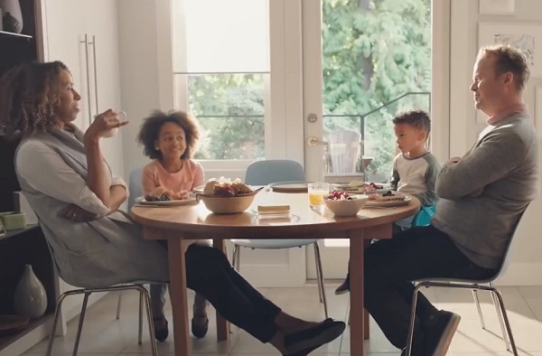 Ak&aacute;r kellemes &eacute;bresztő zen&eacute;t is j&aacute;tszhat mag&aacute;t&oacute;l az Alexa