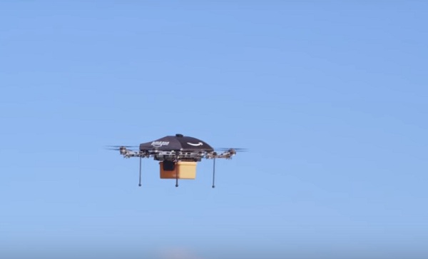 Az Amazon drónja itt éppen egy csomagot szállít - a mesterséges intelligencia segítségével fejlődik