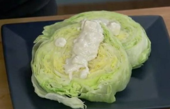 A salátaszeletet öntettel kell leönteni, majd rápakolni a hozzávalókat