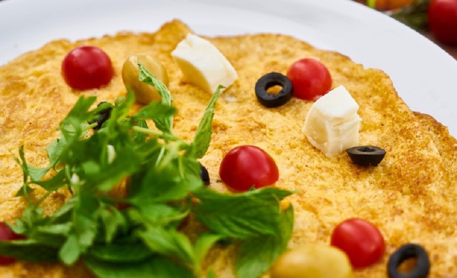 A paradicsomos-gyógynövényes omlettet olívabogyóval és sajttal is kiegészíthetjük