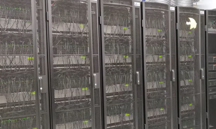 Az &oacute;ri&aacute;si m&eacute;retű sz&aacute;m&iacute;t&oacute;g&eacute;pet 12 &eacute;vig &eacute;p&iacute;tett&eacute;k