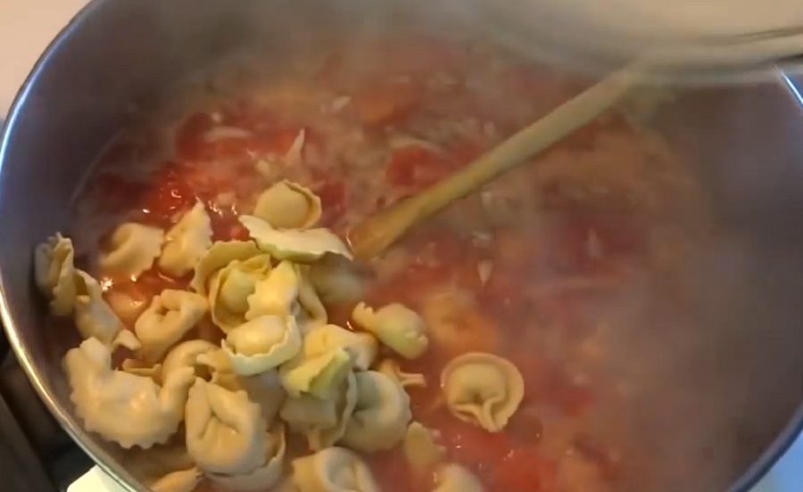 Az ízletes tortellinis zöldségleves rostban gazdag és zsírban szegény