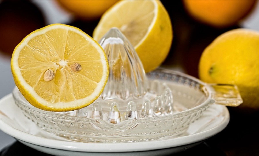 Több módon is segít a citromlé az arctisztításban