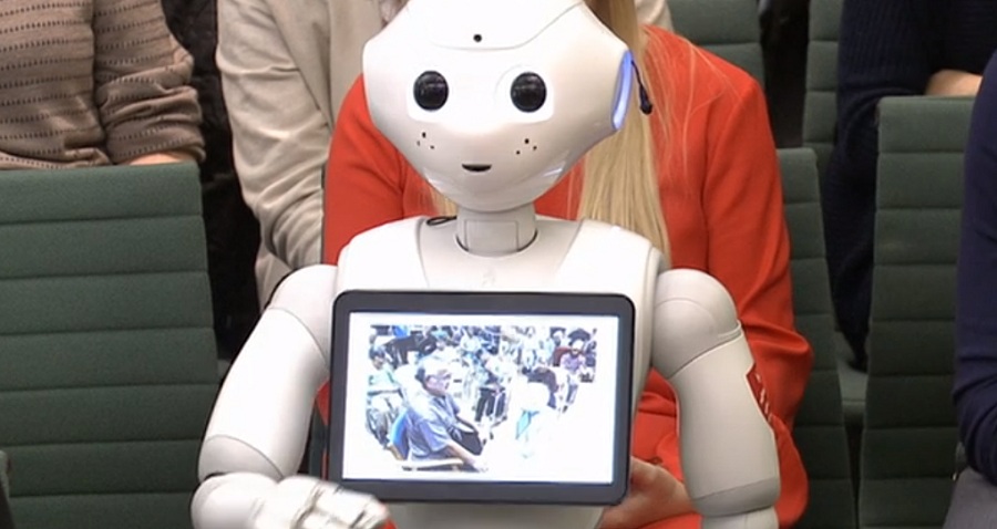 Pepper robot a brit parlamentben az oktatás és a mesterséges intelligencia viszonyáról beszélt