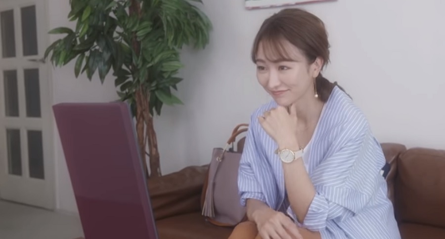 A besz&eacute;lő okos t&uuml;k&ouml;r v&aacute;laszol &eacute;s dics&eacute;ri felhaszn&aacute;l&oacute;j&aacute;t