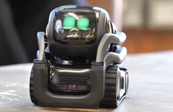 Az Anki mesters&eacute;ges intelligenci&aacute;val műk&ouml;dő Vector robotja