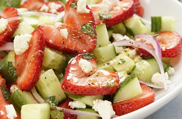 Az epres-uborkás saláta igazán frissítő és finom
