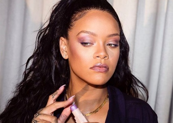 Rihanna már viselte a csillogó árnyalatot korábban is