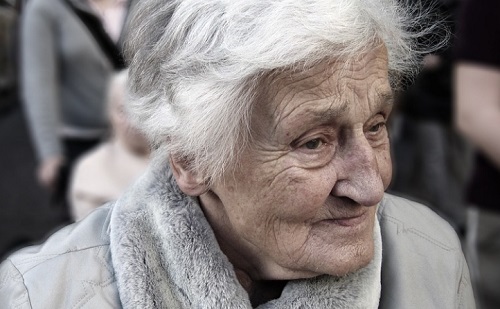 Mesters&eacute;ges intelligencia: a sz&aacute;m&iacute;t&oacute;g&eacute;pes avat&aacute;r k&eacute;rd&eacute;sek alapj&aacute;n azonos&iacute;tja a demenci&aacute;t