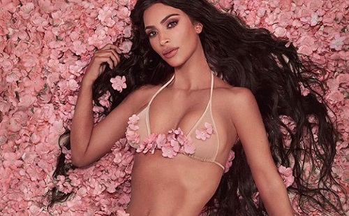 Cseresznyevirággal hódít Kim Kardashian West
