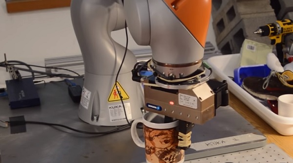 A robot egy bögre megfogását tanulja