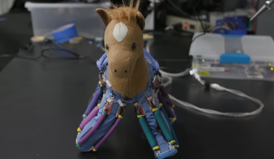 Egy pl&uuml;ssp&oacute;ni robotbőrben - amellyel k&ouml;nnyed&eacute;n j&aacute;rni is tud