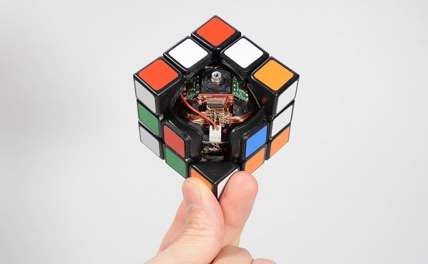 Önmagát oldja meg a Rubik-kocka