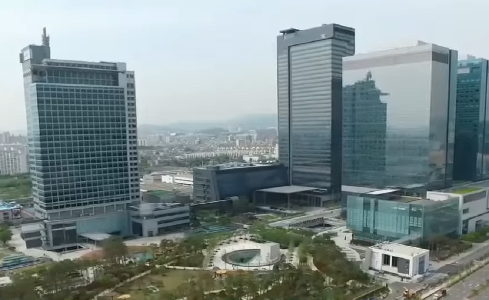 Imm&aacute;r hat mesters&eacute;ges intelligencia-k&ouml;zponttal rendelkezik a Samsung