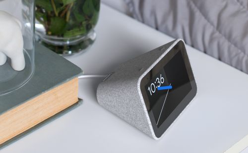 4 hüvelykes képernyő és Google Asszisztens a Lenovo Smart Clock asztali okosórában