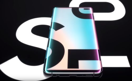 Quad HD+ képernyő, tripla hátlapi kamera, kijelzőbe épített ujjlenyomat-olvasó a Samsung Galaxy S10-ben