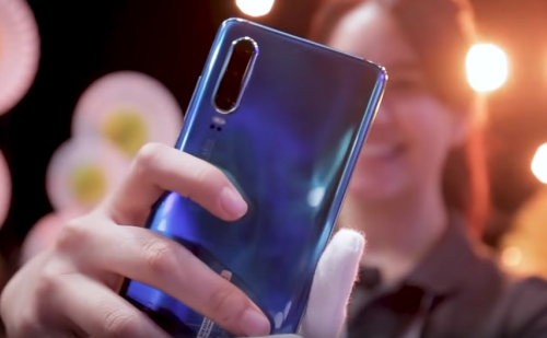 A P30-as testvértrió legszerényebb, de még így is nagyon erős tagja lett a Huawei P30 Lite