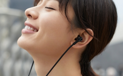 Akár 18 órán át is bírja szuflával a Huawei FreeLace vezeték nélküli, vízálló fülhallgató