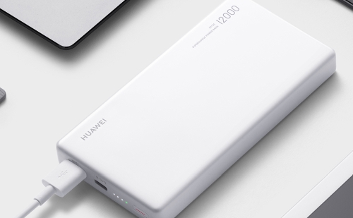 Akár laptopot is lehet tölteni a Huawei 12000 40W SuperCharge power bank-jével