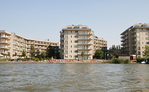 A tó partján elhelyezkedő gyönyörű szálloda és fürdő komplexumunk, színvonalas vendéglátóhelyeink.