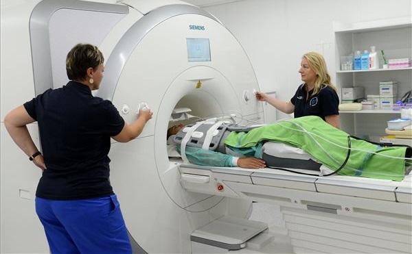 Mesterséges intelligenciával felszerelt MR-berendezést adtak át a városmajori szívklinikán