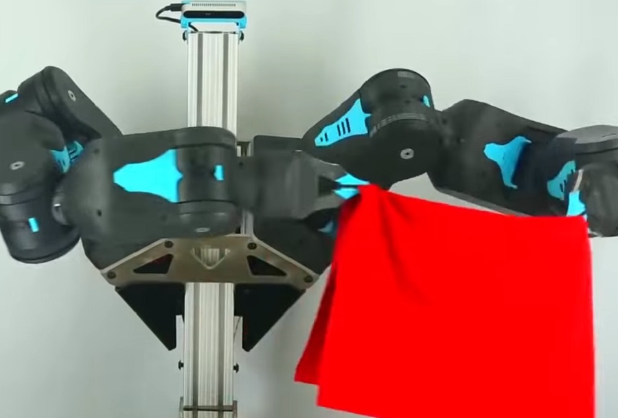 Blue, a mesterséges intelligencia robot ruhát hajtogat