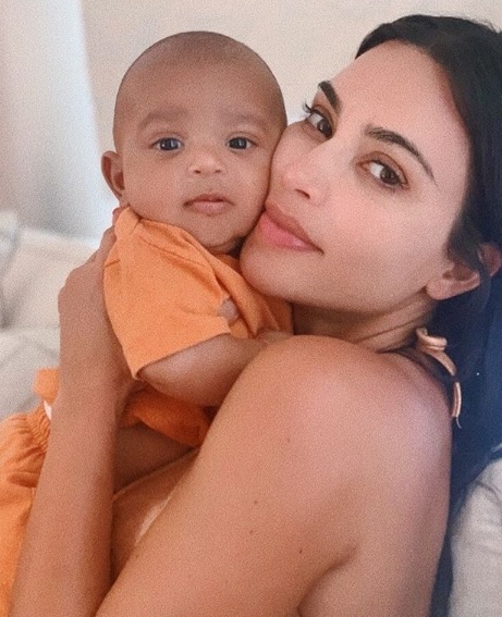 Kim Kardashian a legkisebb gyermekével