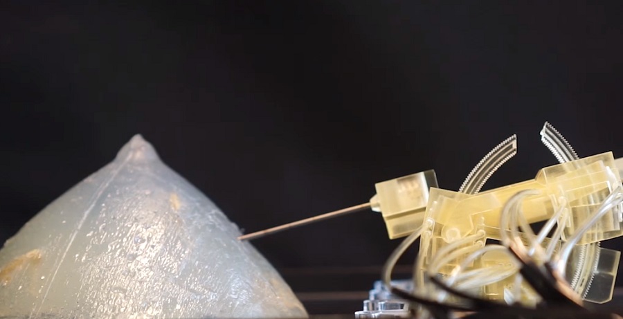 Biopszia robot a kísérlet során egy mell-modellel