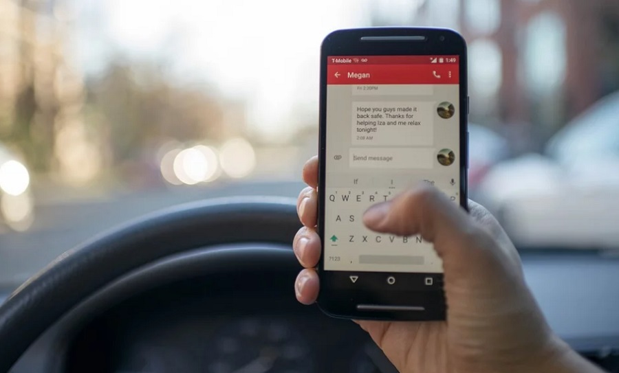 Mesterséges intelligencia segít kiszűrni a vezetés közben mobilozókat