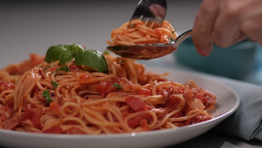 Ízletes és egészséges választás a paradicsomos-baconos spagetti