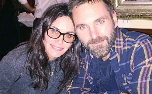 Courteney Cox kapcsolata jobb, mióta nem menyasszony