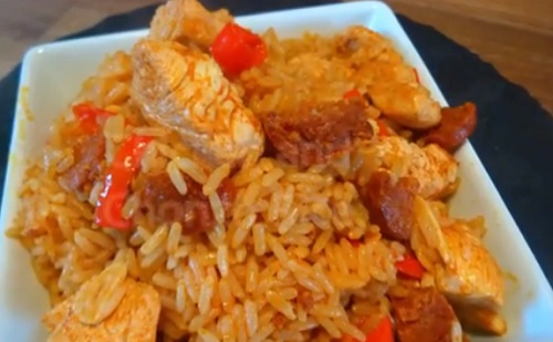 Ínycsiklandó csirke chorizo rizzsel