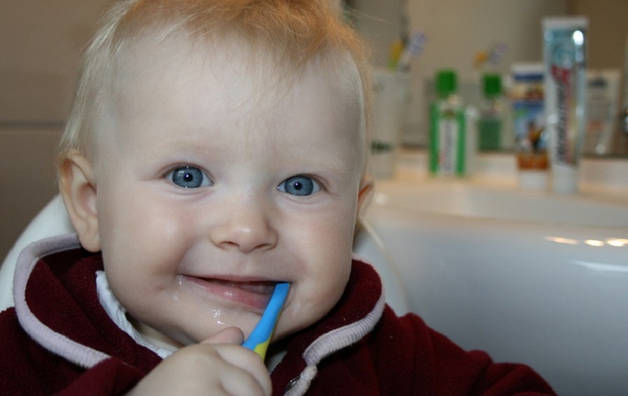 A kisgyermekek hajlamosak túl sok fogkrémet használni