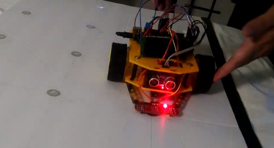 Egy korábbi robot, mely RFID navigációt használt
